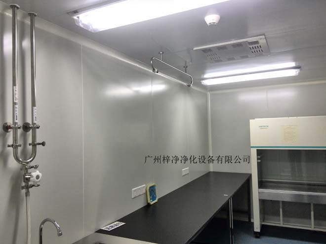 建造和使用潔凈室能有效減少室內誘入、產生及滯留粒子。