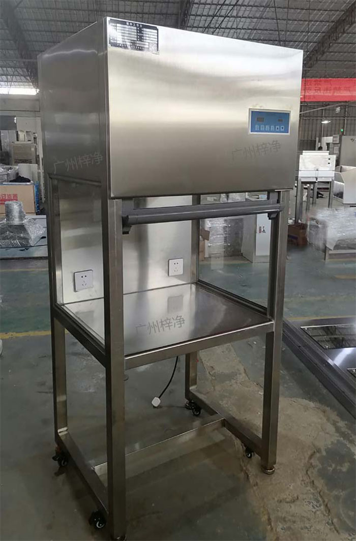 升降門超凈工作臺(tái)是采用單向空氣流,室內(nèi)空氣經(jīng)預(yù)初效過濾器進(jìn)入靜壓箱,再經(jīng)過高效空氣過濾器,最后在操作區(qū)內(nèi)形成高度潔凈的單向空氣流,是提供操作區(qū)高潔凈度工作環(huán)境的理想設(shè)備。 升降門超凈工作臺(tái)是采用單向空氣流,室內(nèi)空氣經(jīng)預(yù)初效過濾器進(jìn)入靜壓箱,再經(jīng)過高效空氣過濾器,最后在操作區(qū)內(nèi)形成高度潔凈的單向空氣流,是提供操作區(qū)高潔凈度工作環(huán)境的理想設(shè)備。