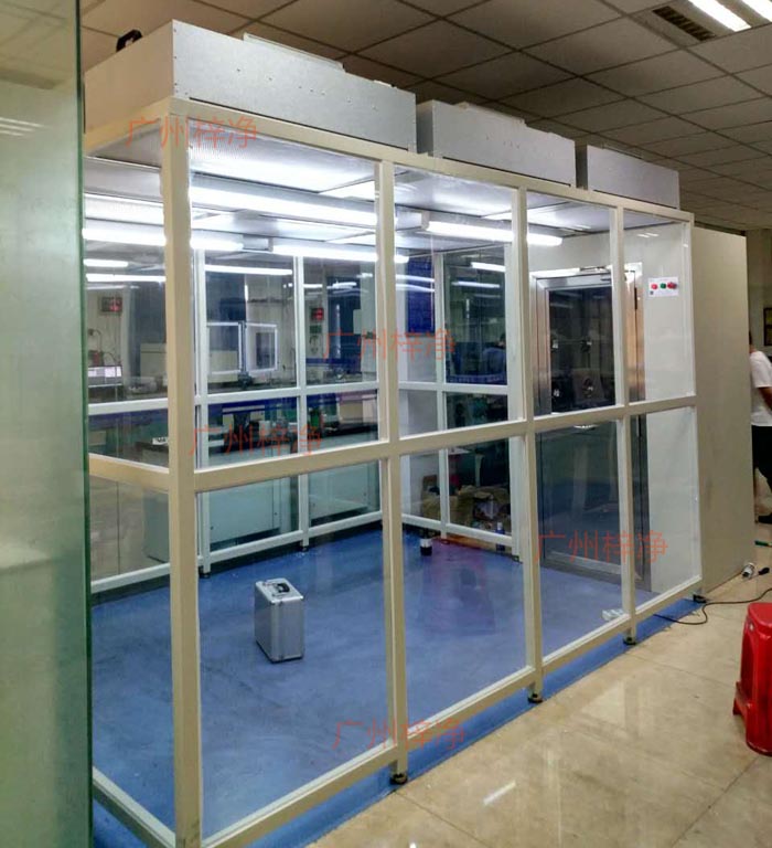 潔凈棚FFU包括初級過濾器和高效過濾器,確保吸入和排出的空氣達到相應的潔凈度標準。 潔凈棚FFU包括初級過濾器和高效過濾器,確保吸入和排出的空氣達到相應的潔凈度標準。